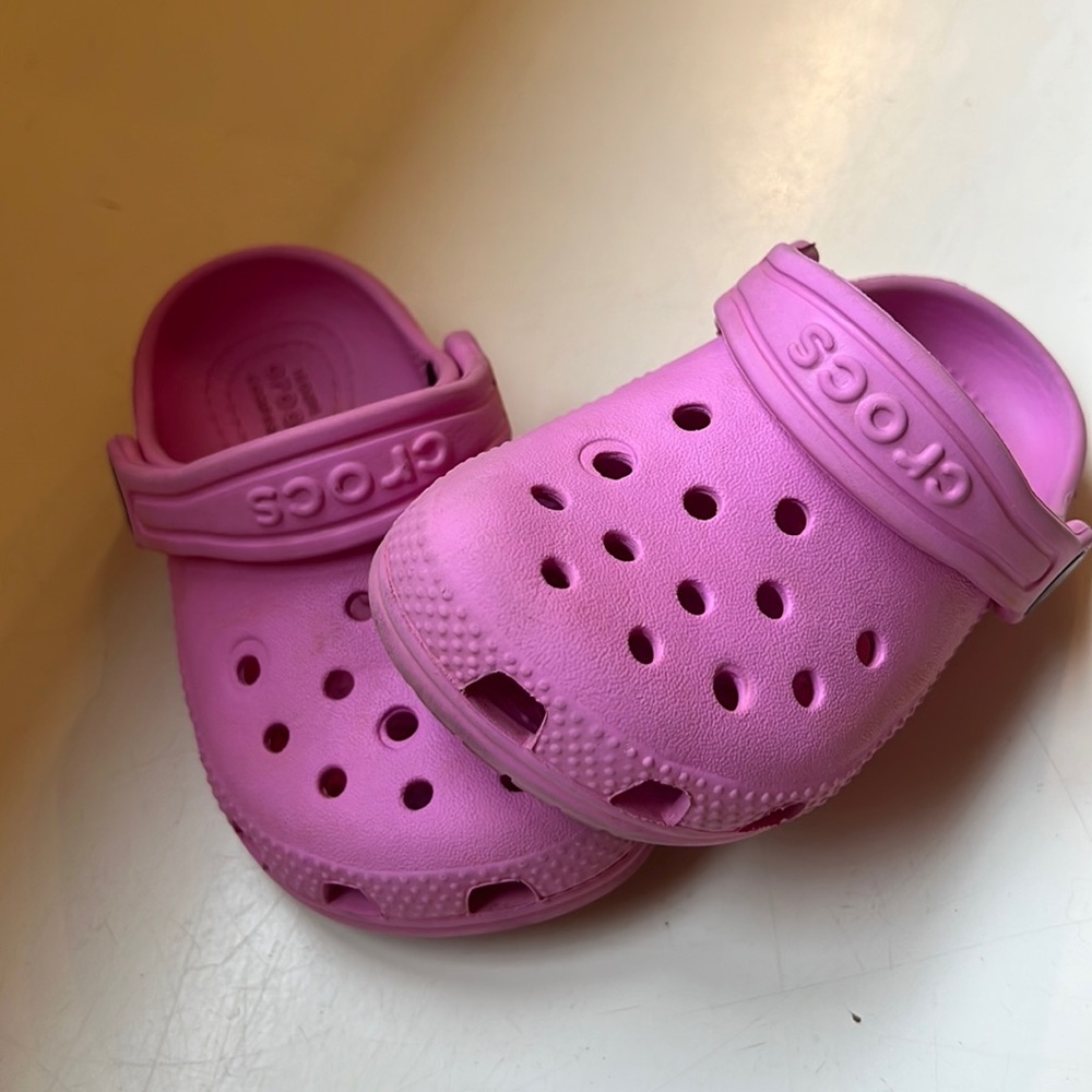 CROCS toddler size 7. Good condition.